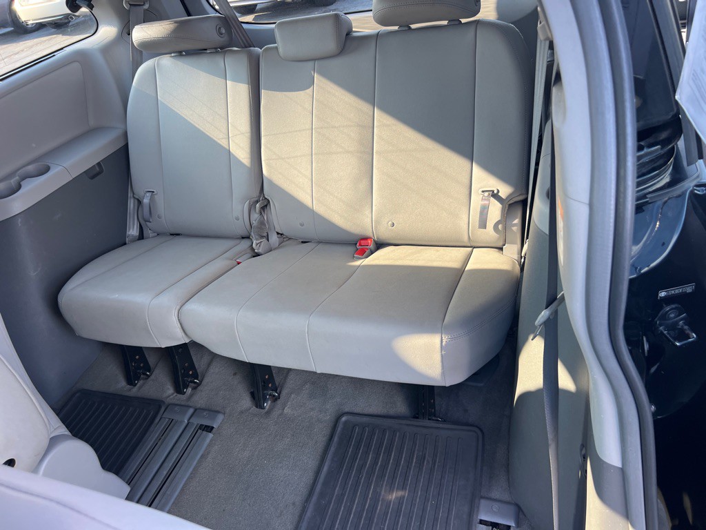 2015 Toyota Sienna Image 14