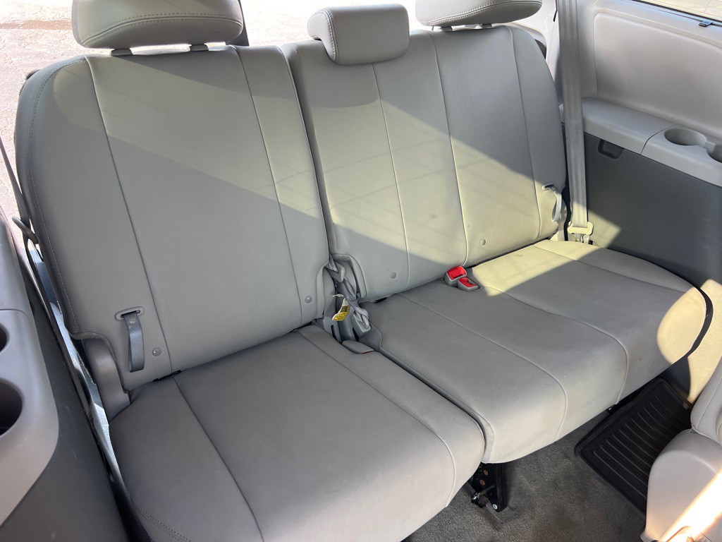 2015 Toyota Sienna Image 15