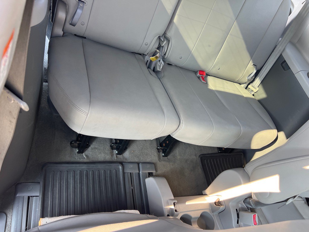 2015 Toyota Sienna Image 16