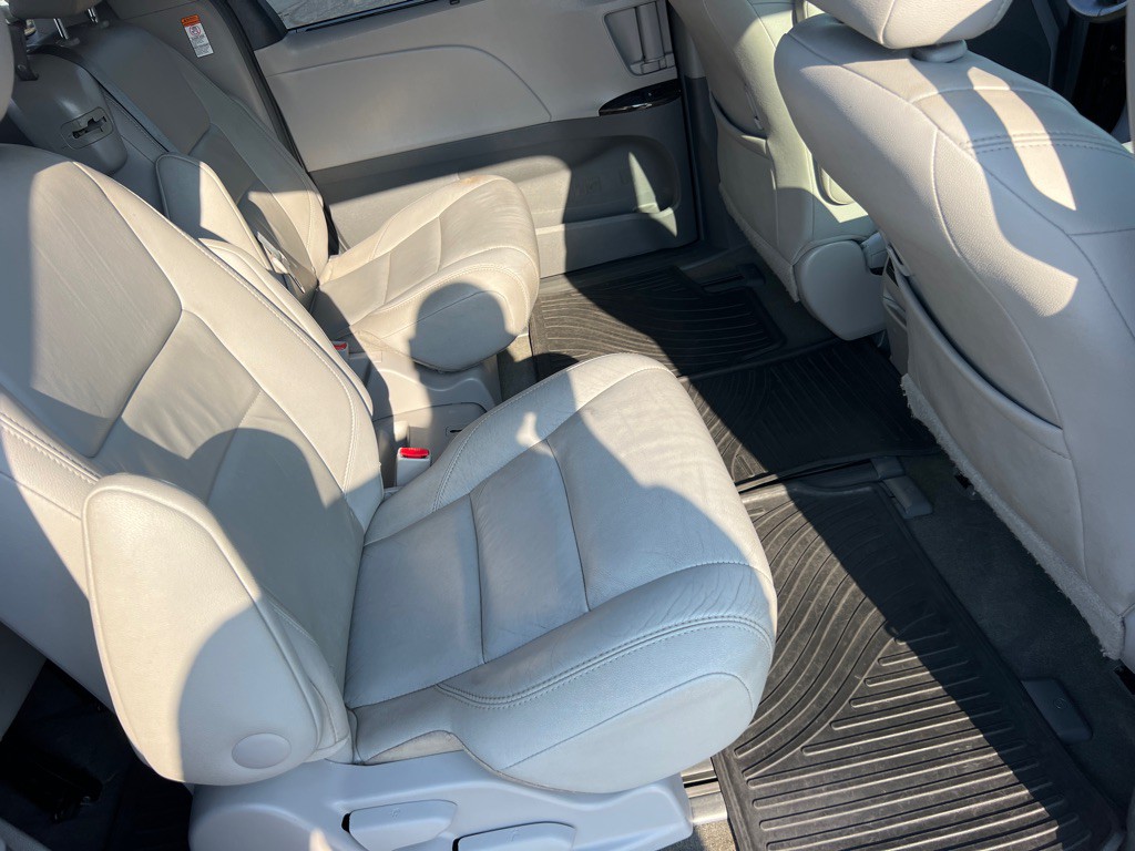 2015 Toyota Sienna Image 17