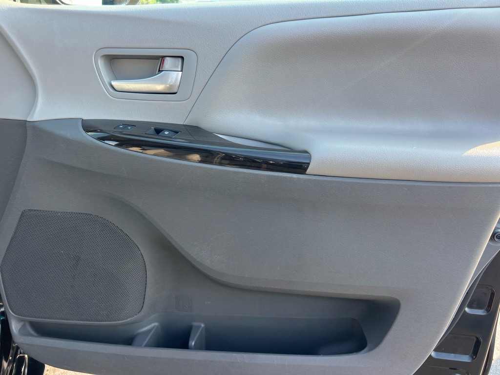 2015 Toyota Sienna Image 18