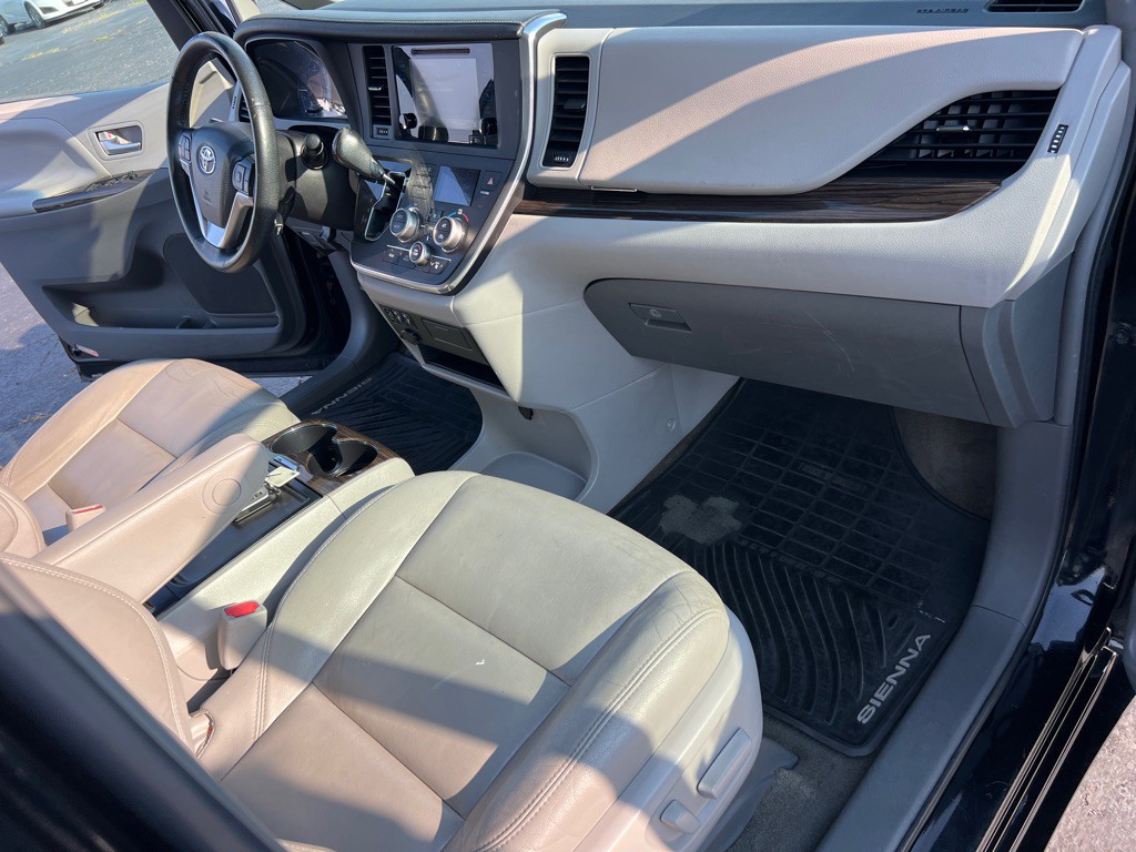 2015 Toyota Sienna Image 19