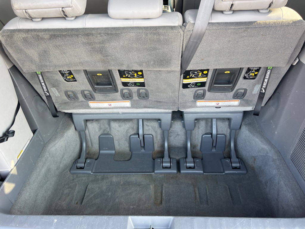 2015 Toyota Sienna Image 22
