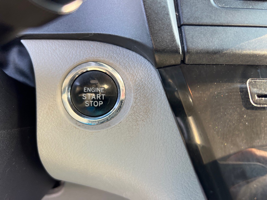 2015 Toyota Sienna Image 30