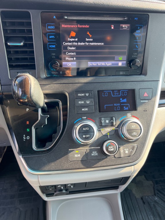2015 Toyota Sienna Image 32