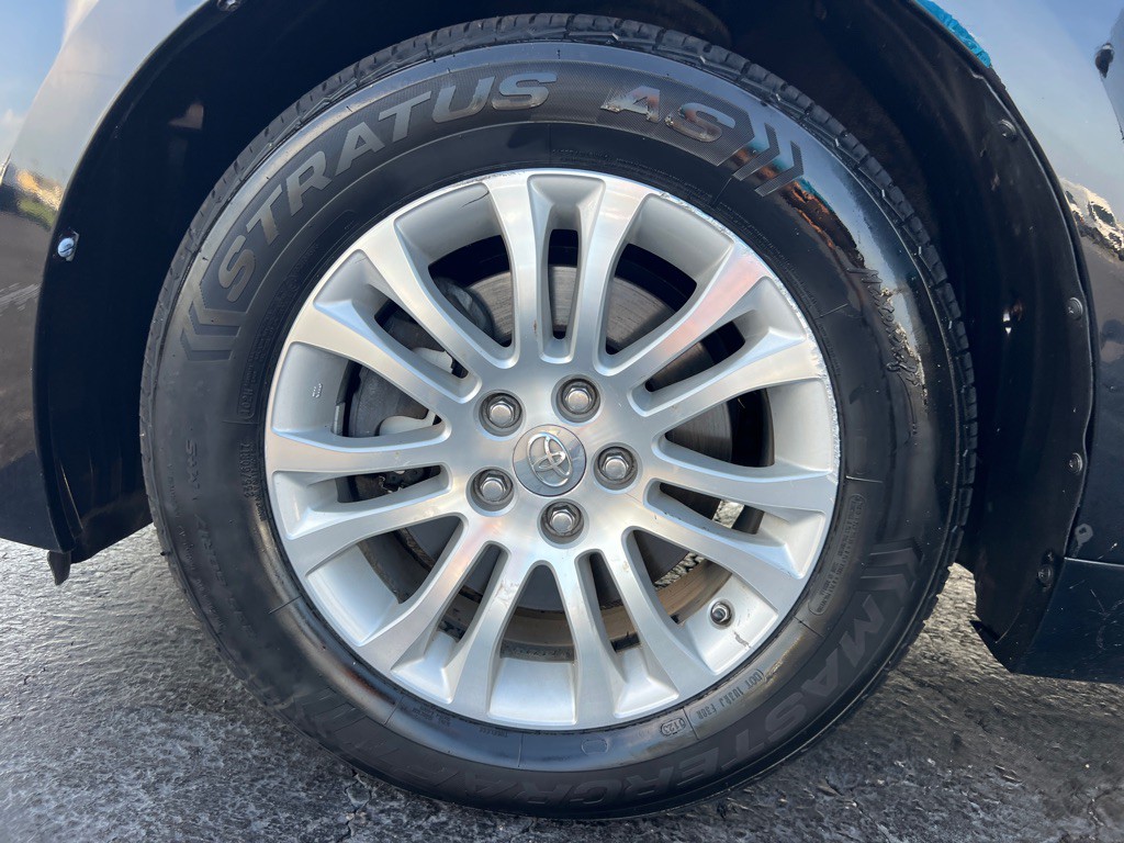 2015 Toyota Sienna Image 38