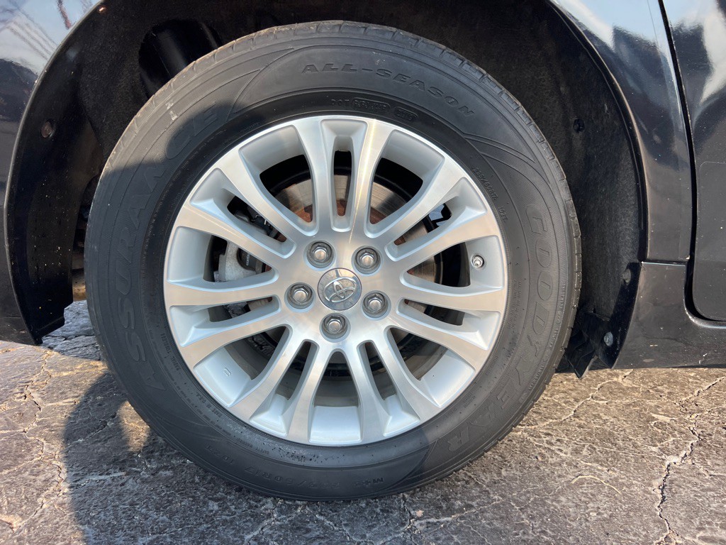 2015 Toyota Sienna Image 40