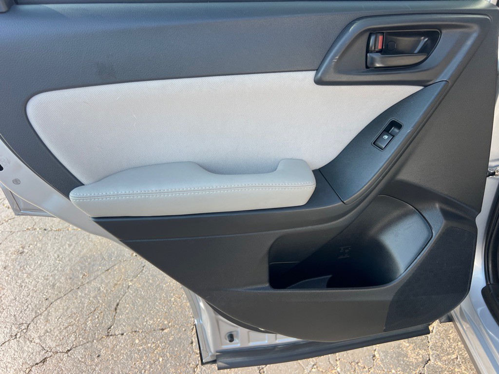 2016 Subaru Forester Image 12