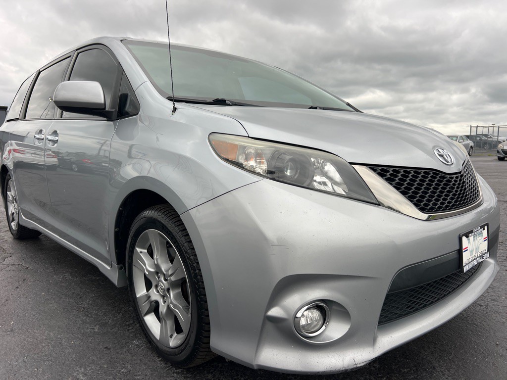 2013 Toyota Sienna Image 1