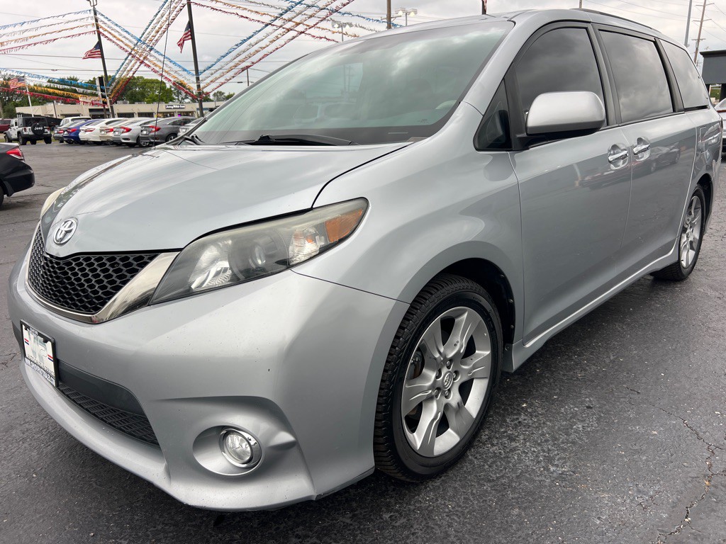 2013 Toyota Sienna Image 3