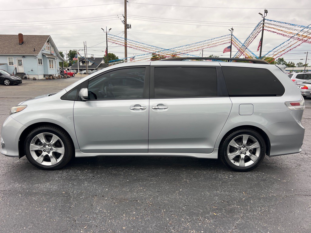 2013 Toyota Sienna Image 4