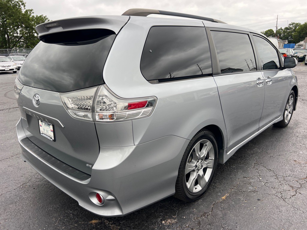 2013 Toyota Sienna Image 7