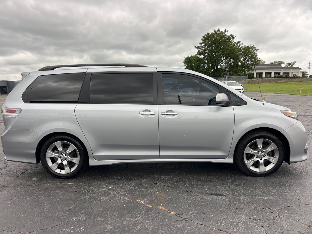 2013 Toyota Sienna Image 8