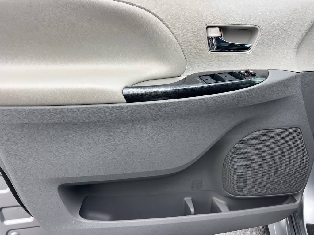 2013 Toyota Sienna Image 10