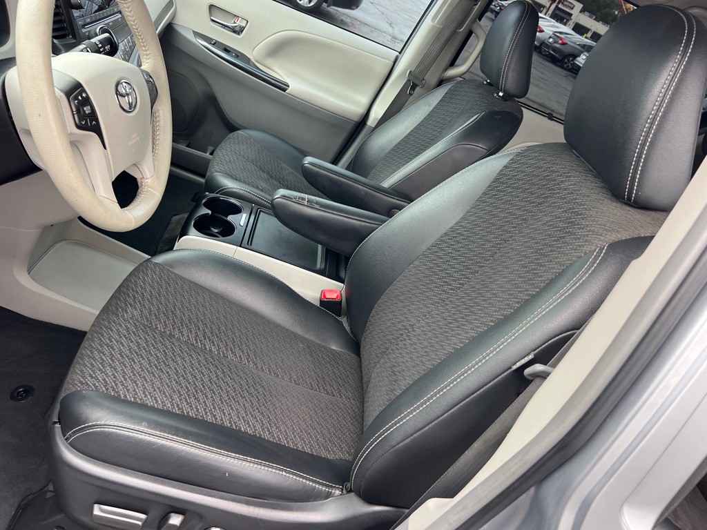 2013 Toyota Sienna Image 11