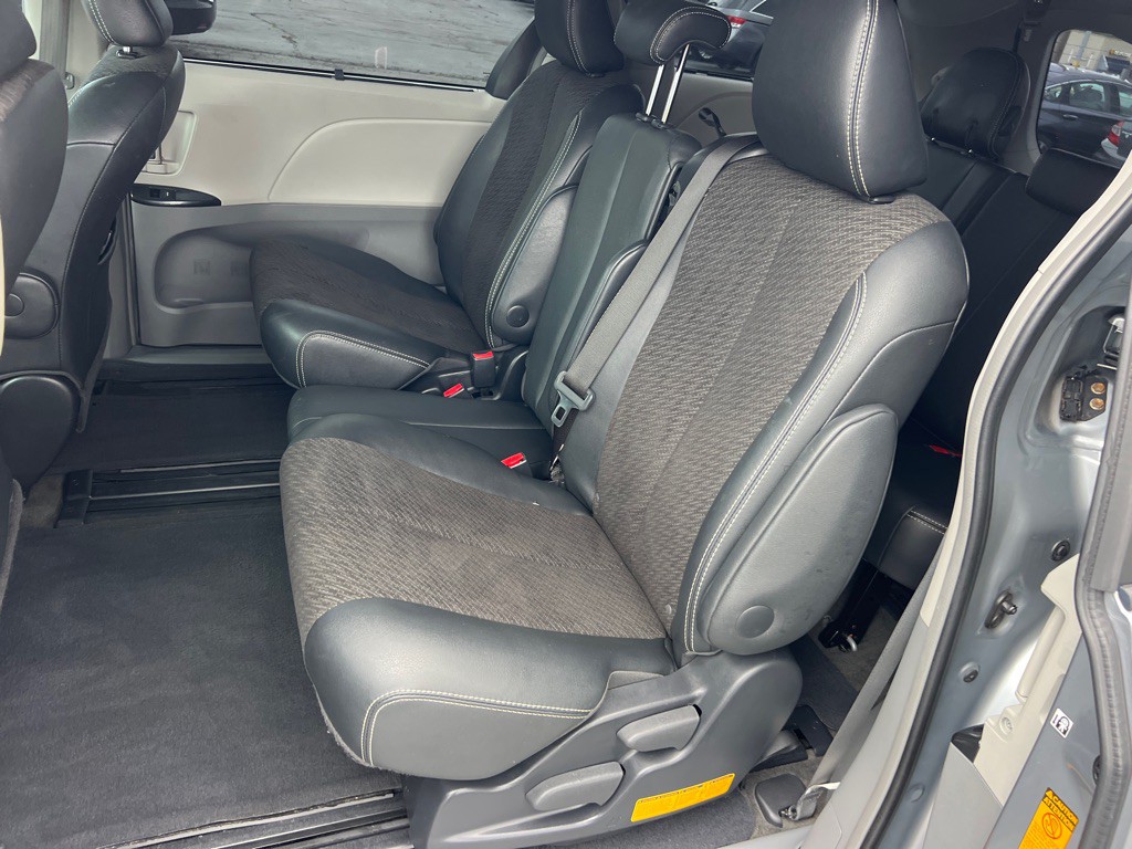 2013 Toyota Sienna Image 12