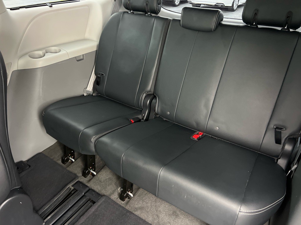 2013 Toyota Sienna Image 13