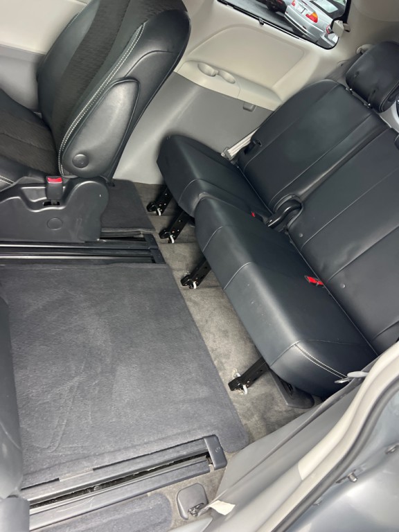2013 Toyota Sienna Image 14