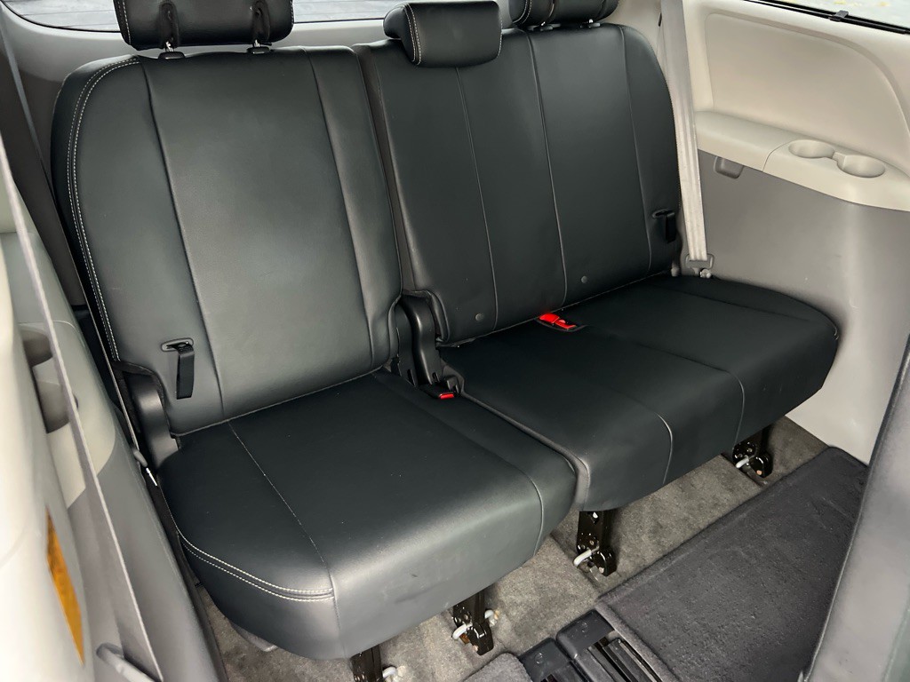 2013 Toyota Sienna Image 15