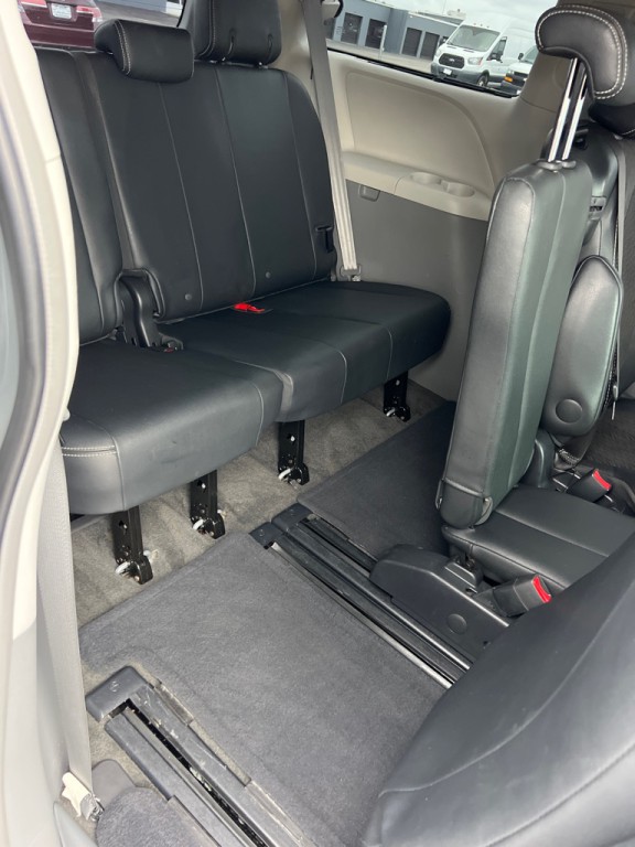 2013 Toyota Sienna Image 16