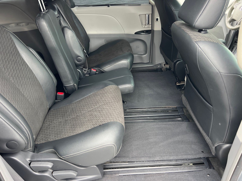 2013 Toyota Sienna Image 17
