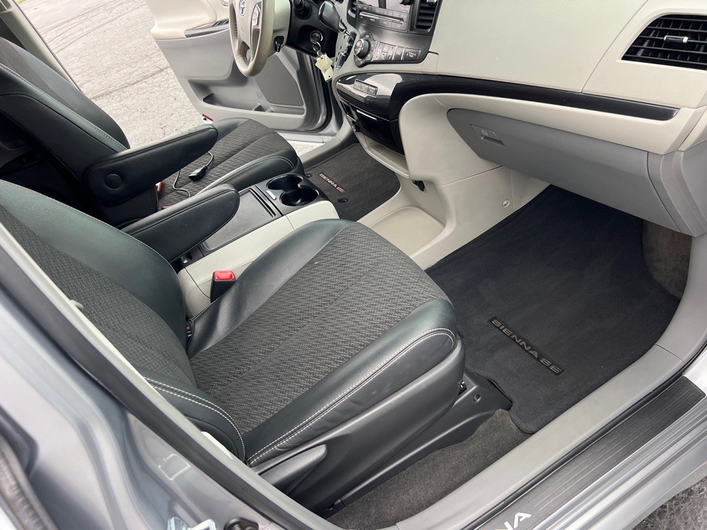 2013 Toyota Sienna Image 21