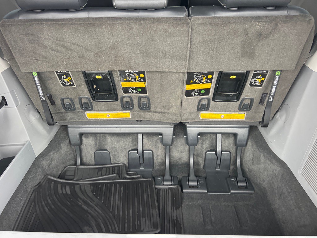 2013 Toyota Sienna Image 24