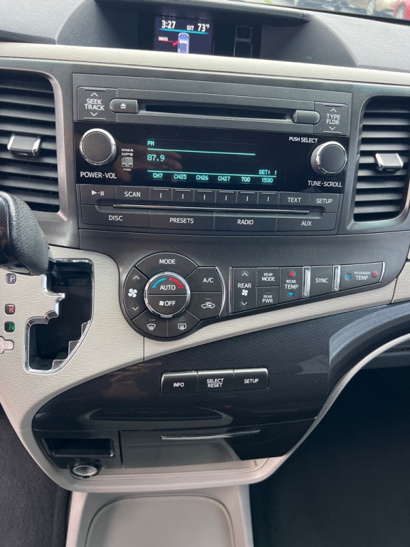 2013 Toyota Sienna Image 35