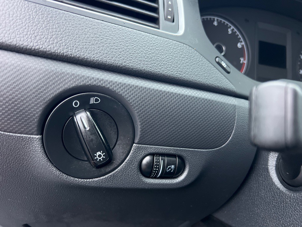2011 Volkswagen Jetta Image 25