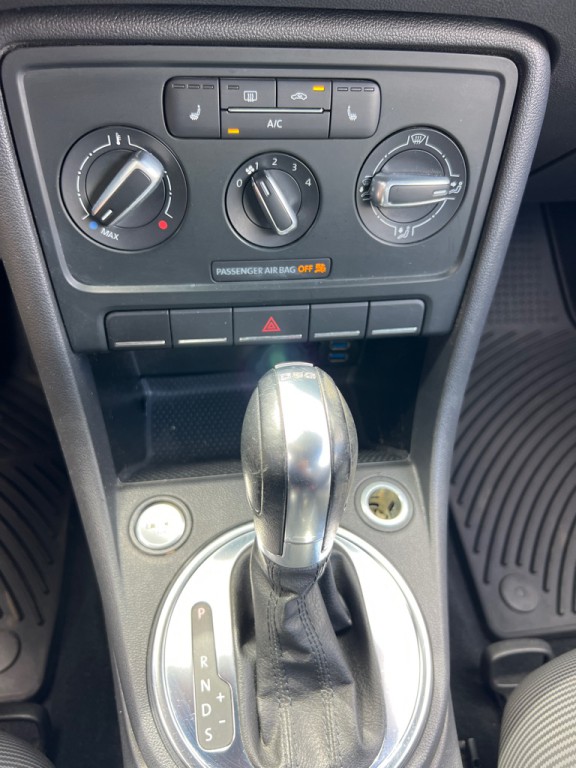 2013 Volkswagen Beetle Image 16