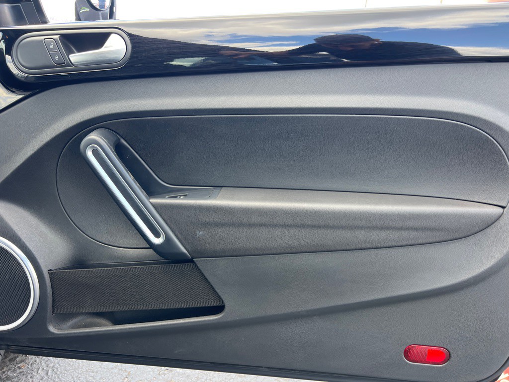2013 Volkswagen Beetle Image 27