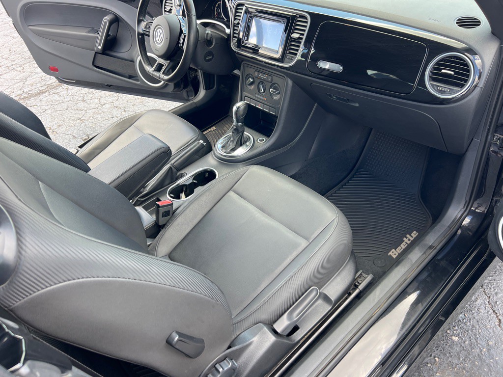 2013 Volkswagen Beetle Image 28