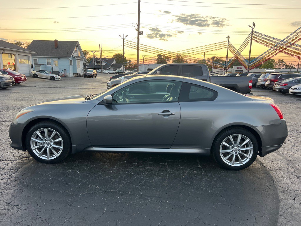 2011 INFINITI G37 Image 4