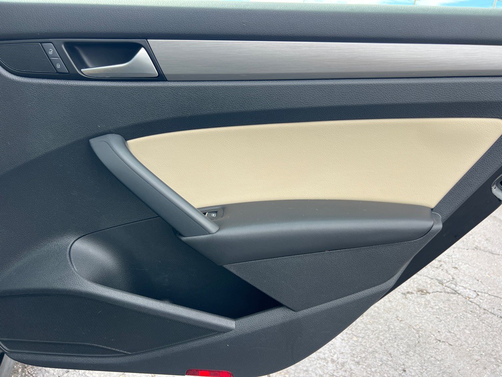 2014 Volkswagen Passat Image 14