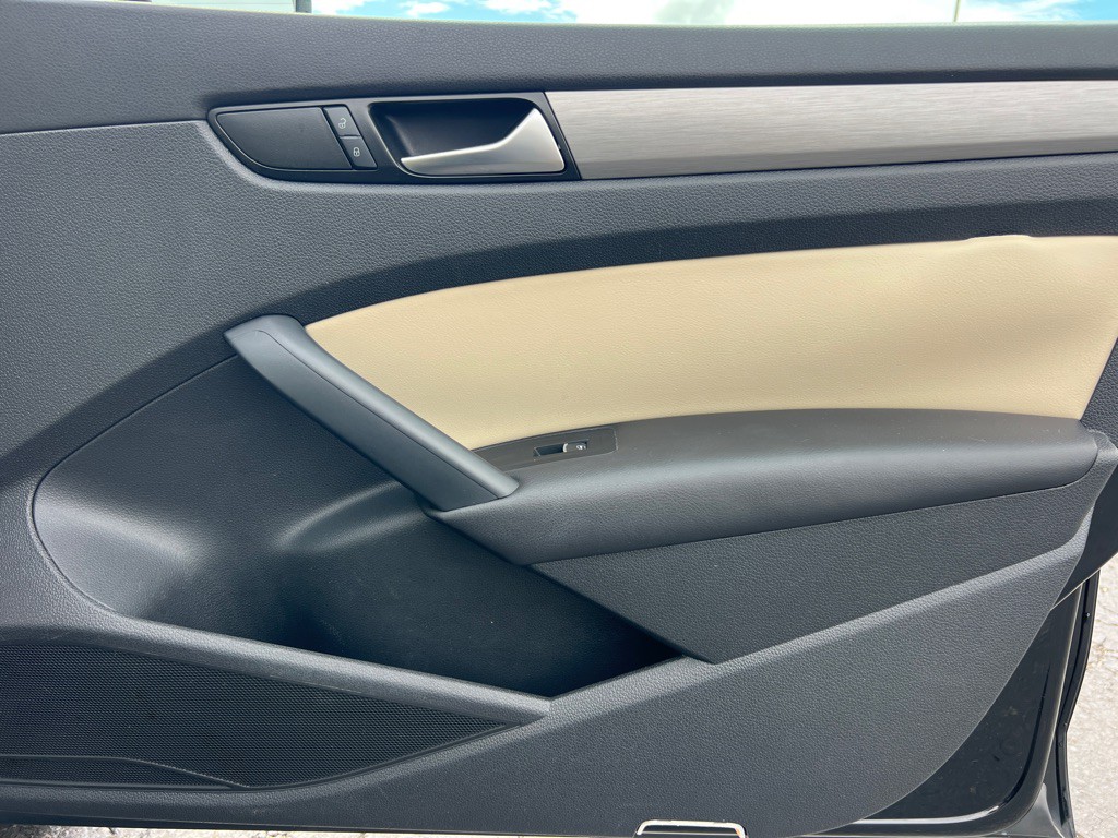 2014 Volkswagen Passat Image 17