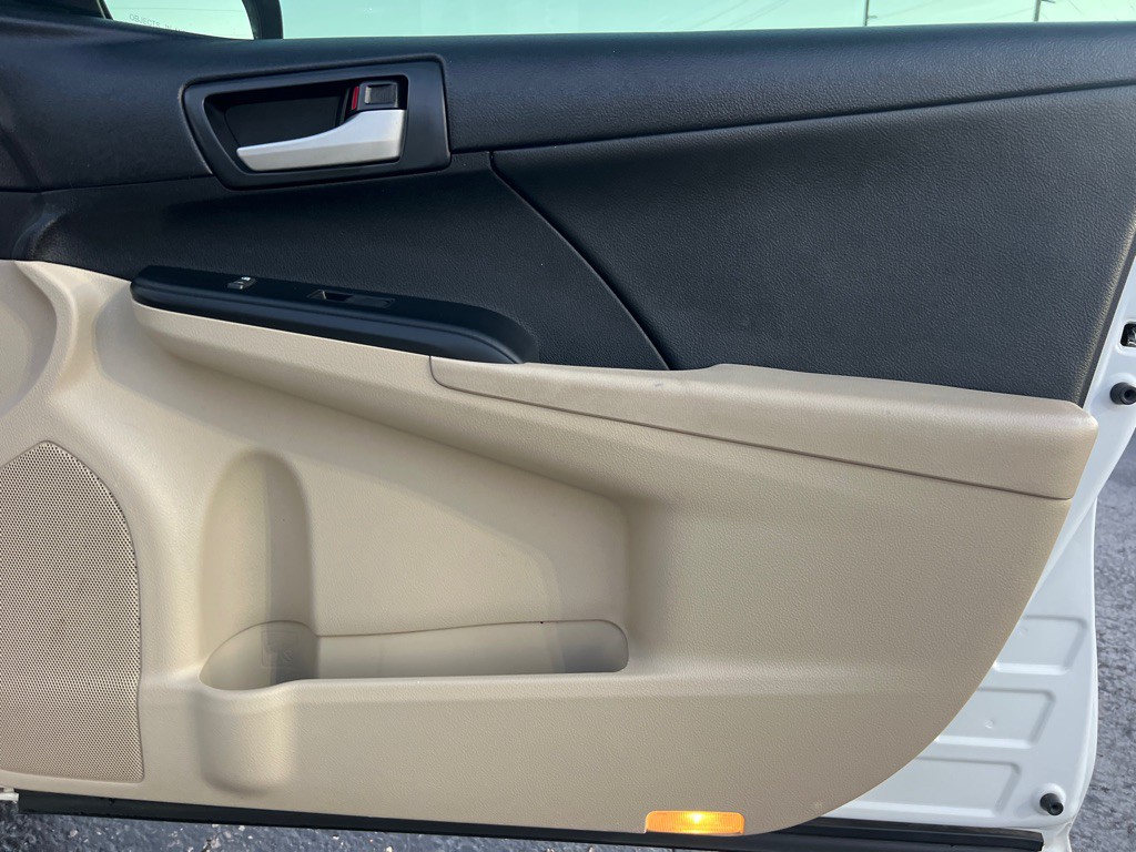 2014 Toyota Camry Image 18