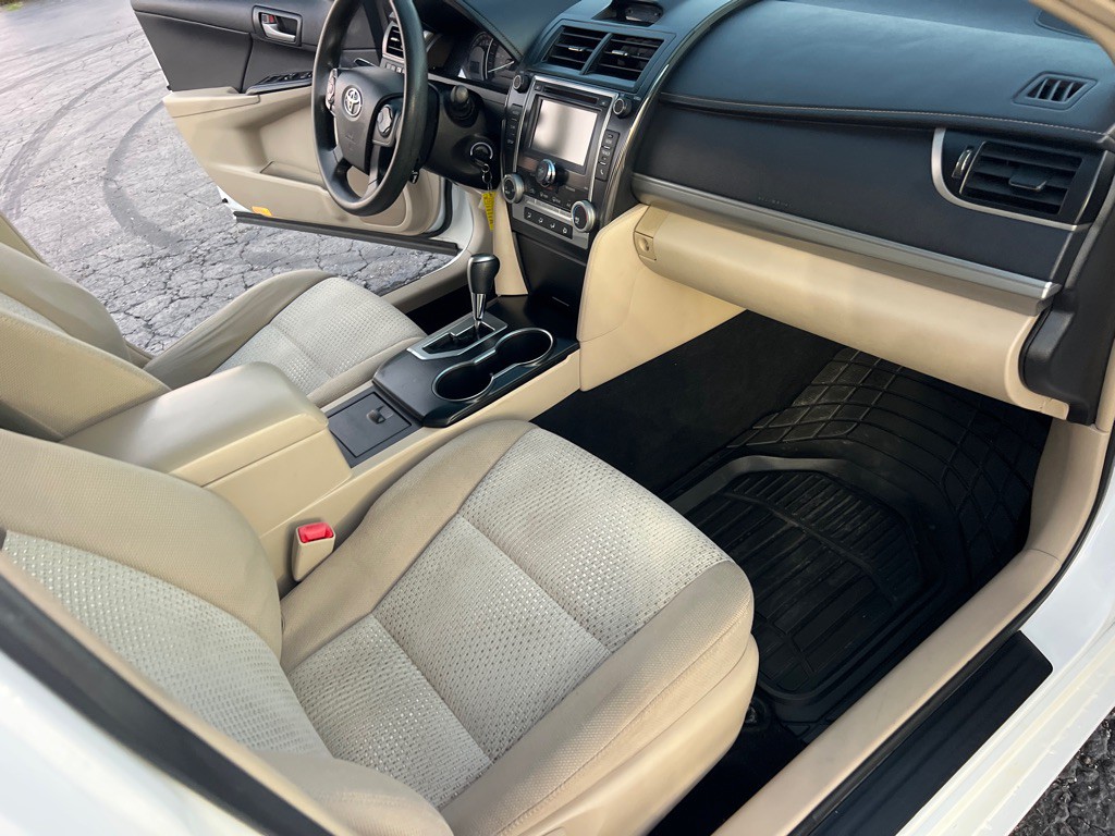 2014 Toyota Camry Image 19