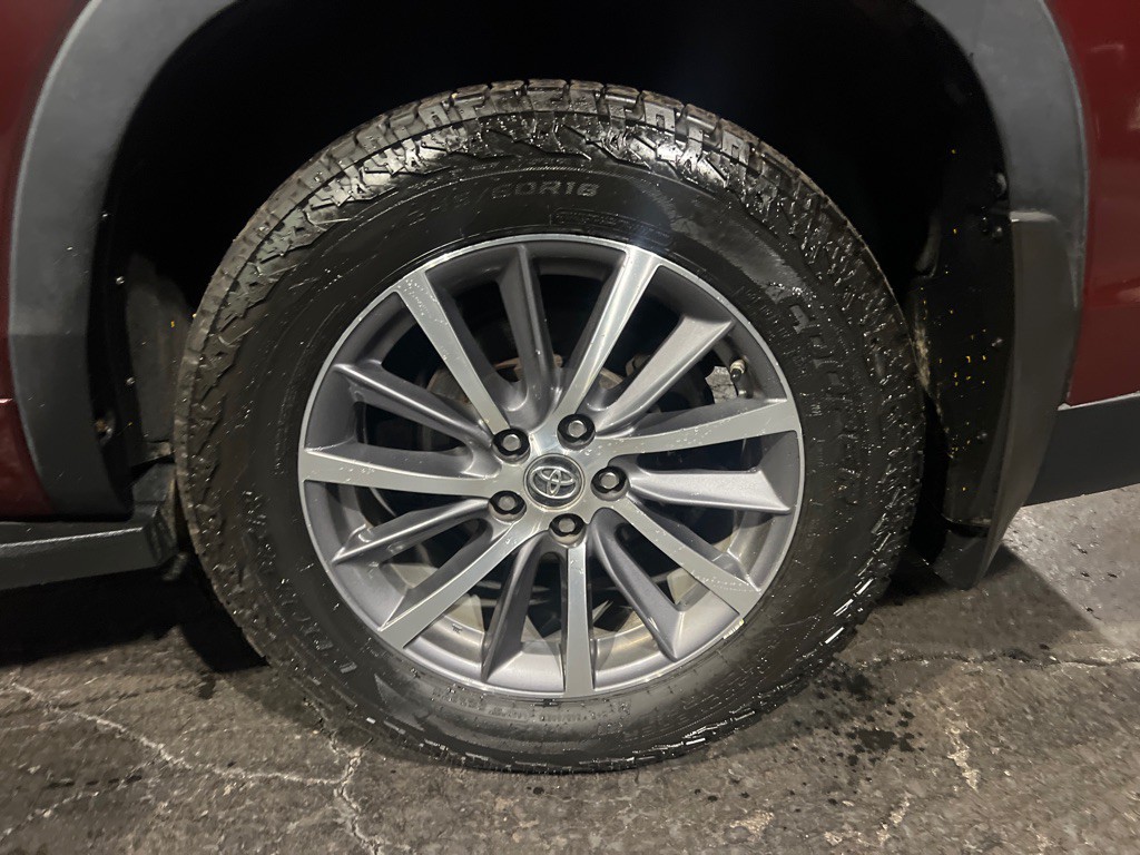 2017 Toyota Highlander Image 38