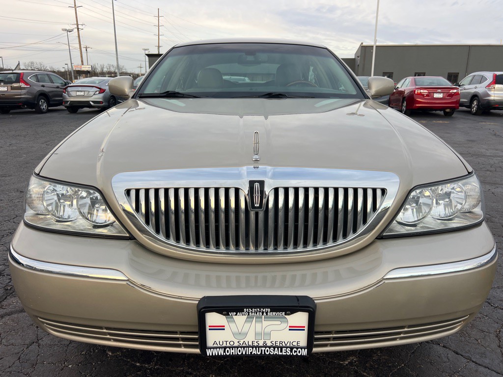 2009 Lincoln Town Car Image 2