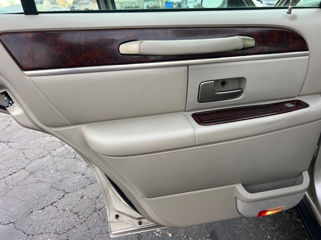 2009 Lincoln Town Car Image 12