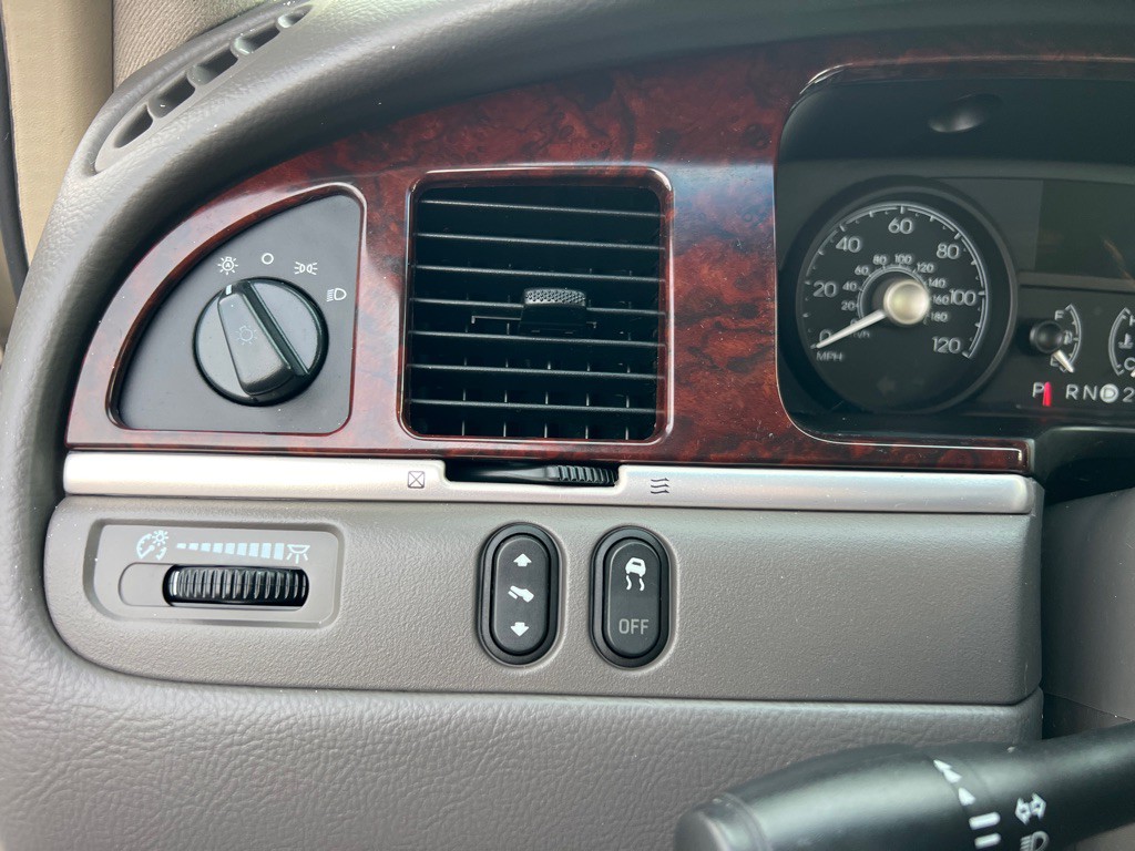 2009 Lincoln Town Car Image 22