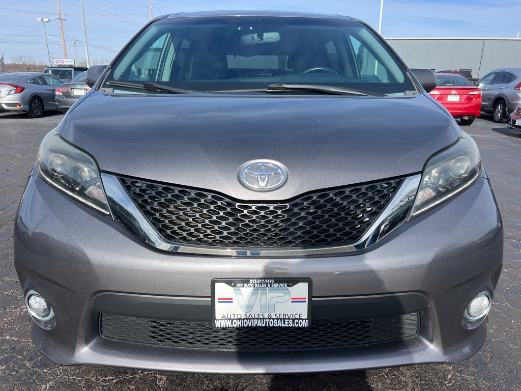 2015 Toyota Sienna Image 2
