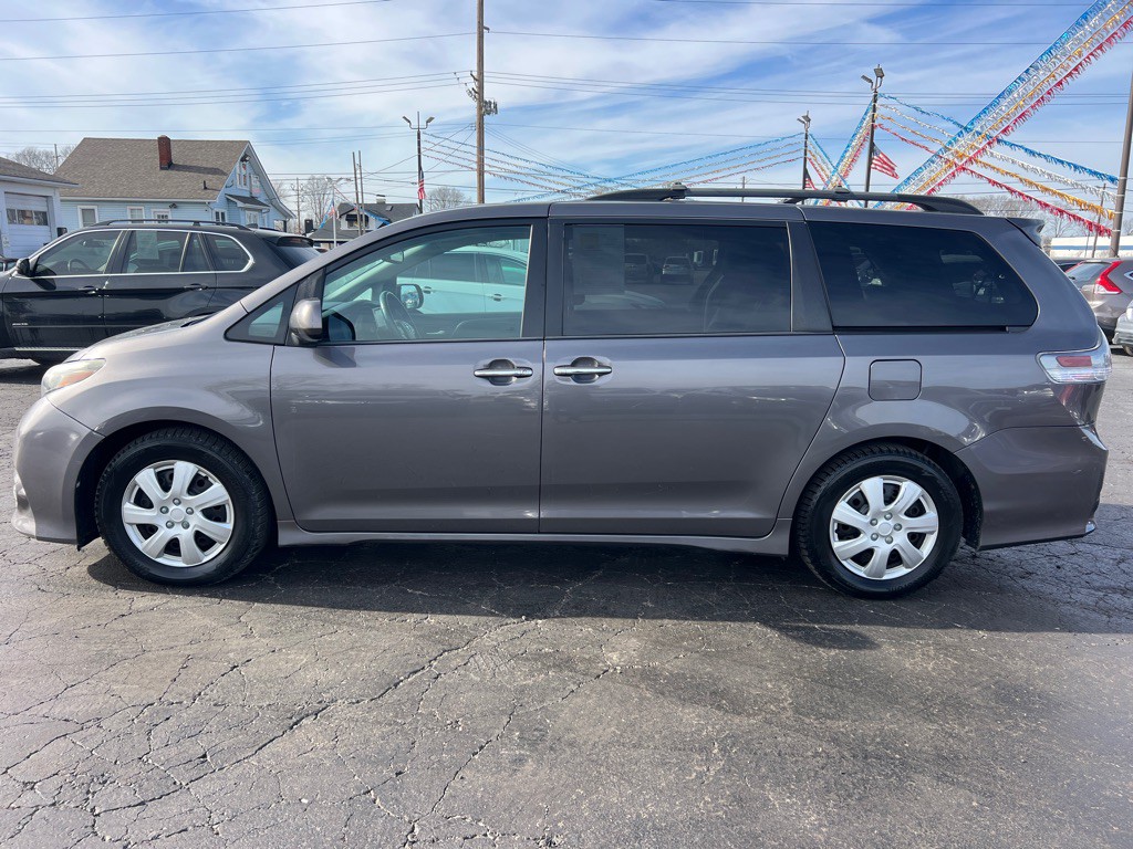 2015 Toyota Sienna Image 4