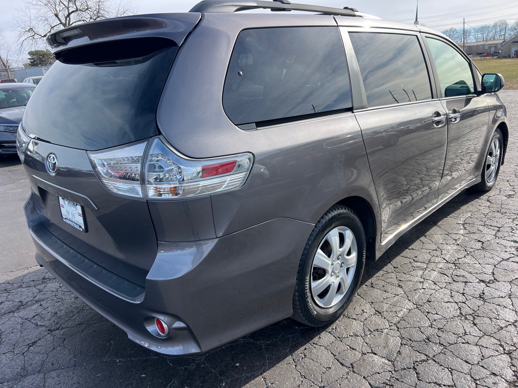 2015 Toyota Sienna Image 7
