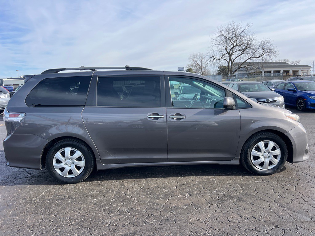2015 Toyota Sienna Image 8