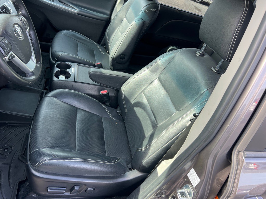 2015 Toyota Sienna Image 11
