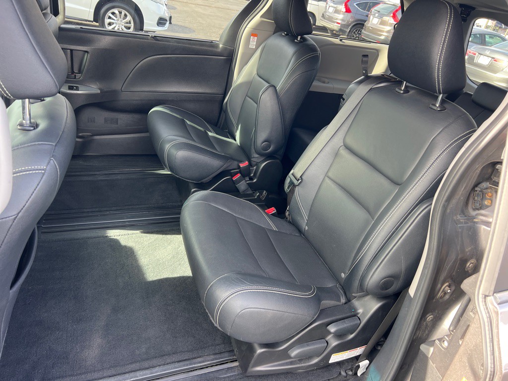 2015 Toyota Sienna Image 12