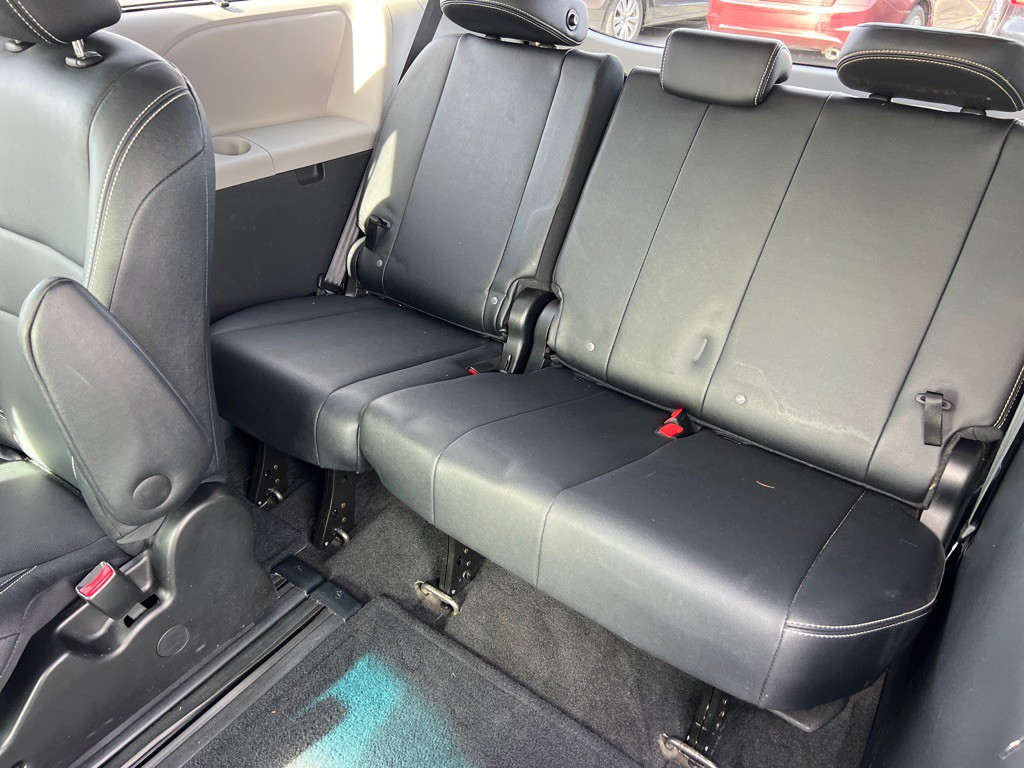 2015 Toyota Sienna Image 13