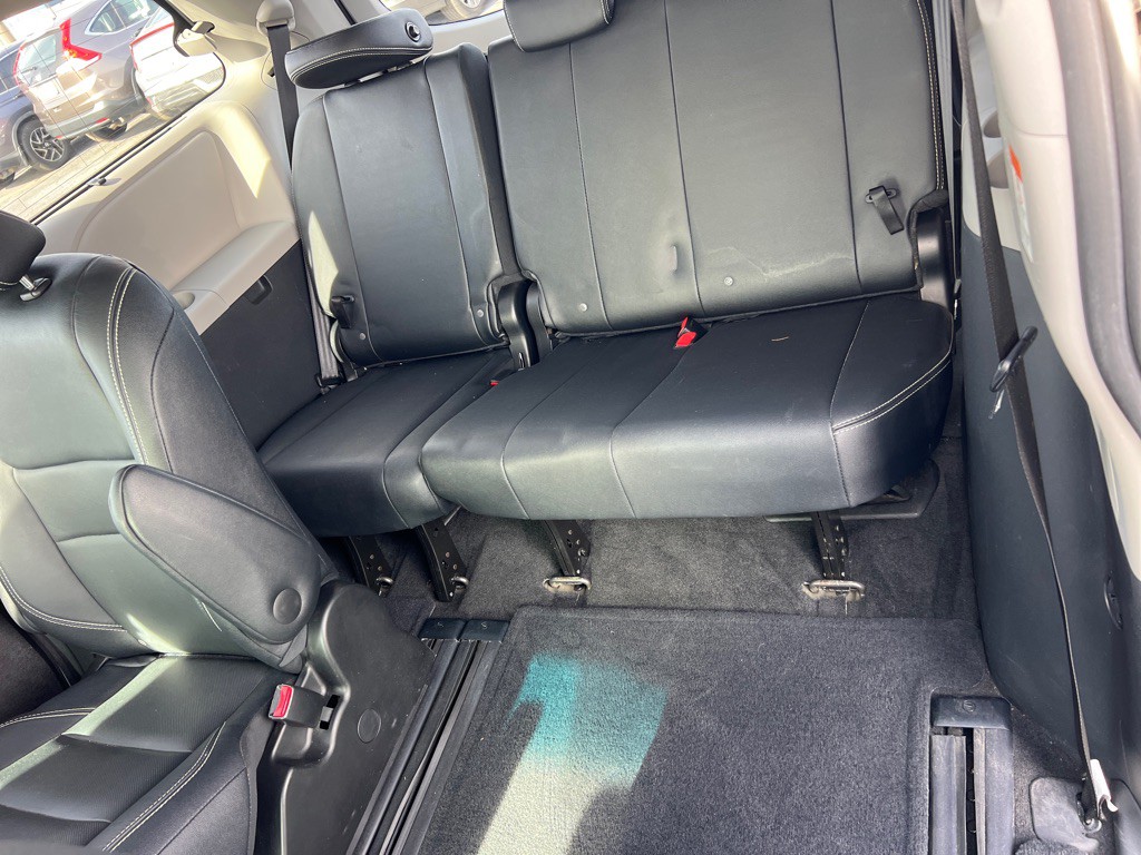 2015 Toyota Sienna Image 14