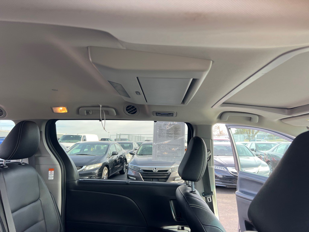 2015 Toyota Sienna Image 17